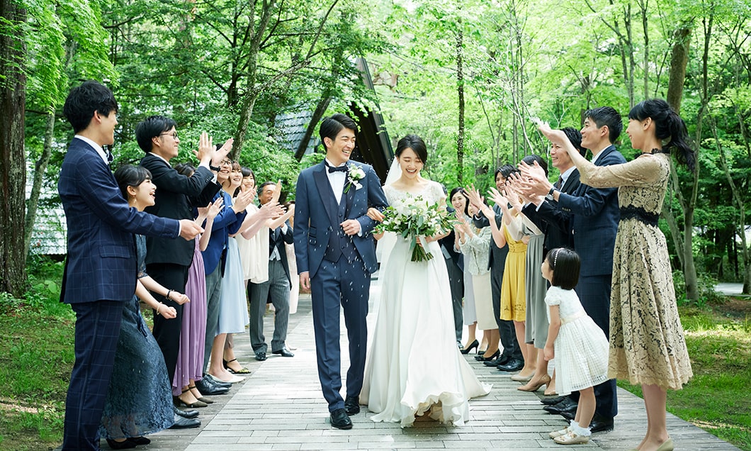 写真：軽井沢高原教会　祝福のライスシャワー