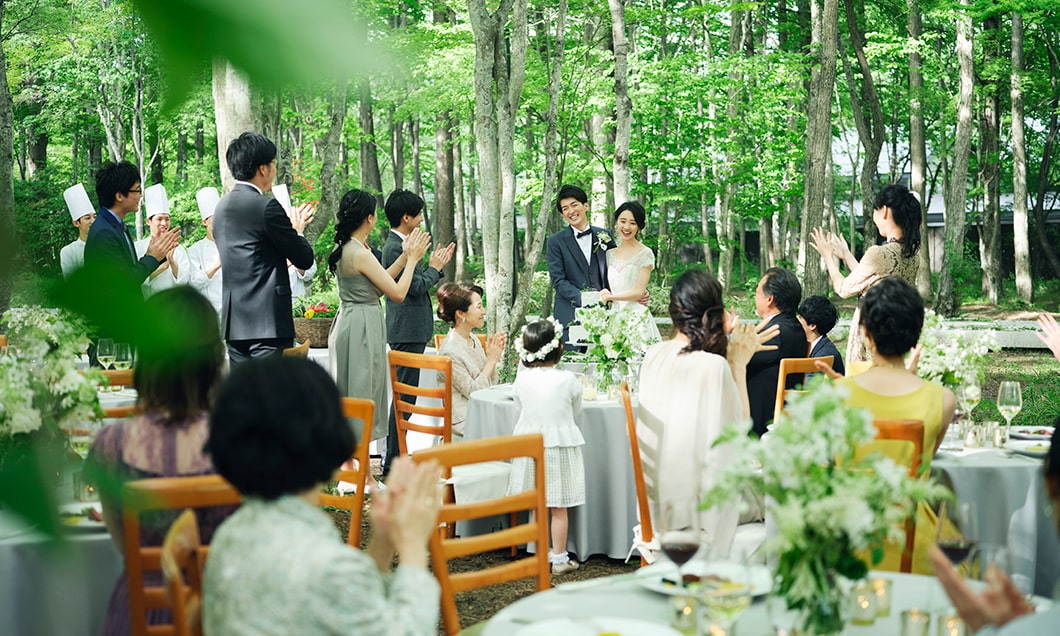 写真：軽井沢高原教会　挙式後の歓談の時間