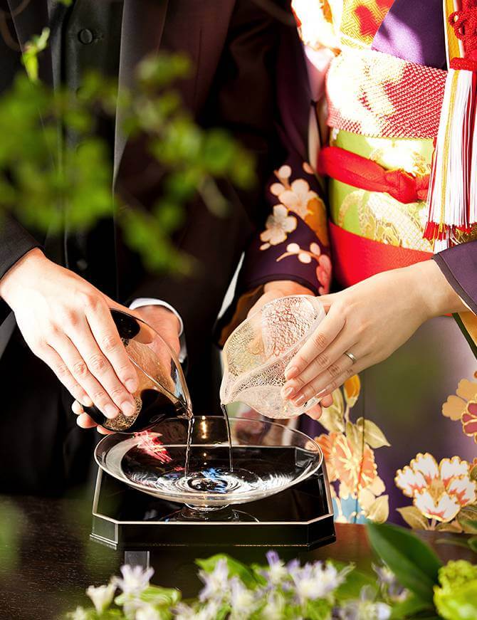 写真：両家の地元の日本酒をつかった「水合わせの儀」