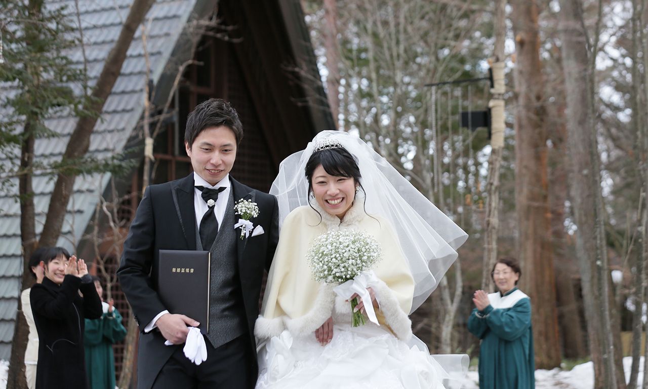 写真：神秘的で穏やかな雪景色の中、ふたりだけの挙式