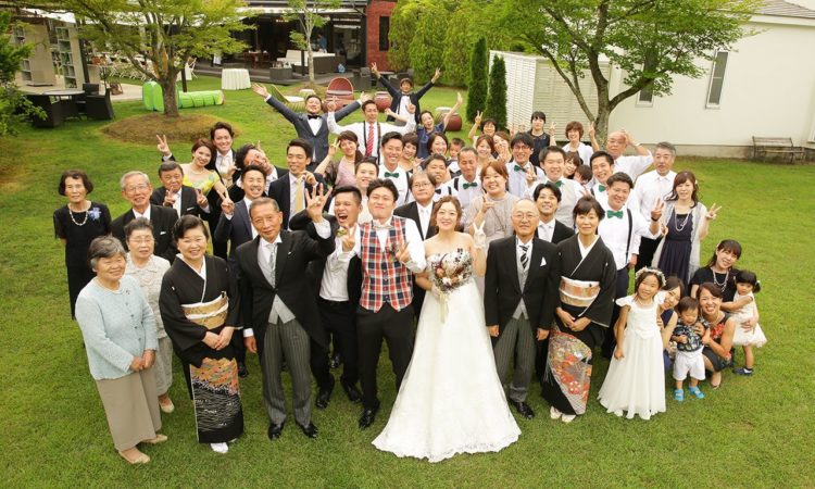 開放的なガーデンでホームパーティの延長のような結婚式