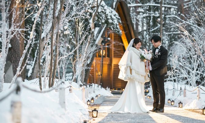 幻想的な雪景色に包まれてふたりの想いを丁寧に紡ぐキャンドルウエディング