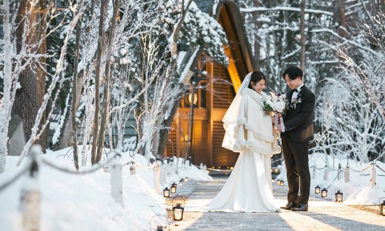 幻想的な雪景色に包まれてふたりの想いを丁寧に紡ぐキャンドルウエディング