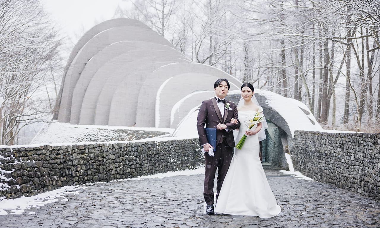 写真:幻想的な雪景色に包まれてふたりの想いを丁寧に紡ぐキャンドルウエディング