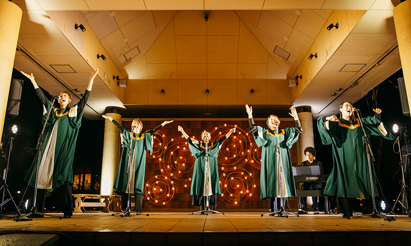 写真：森を渡り空に届く、祈りと歌声「夏夜の森の音楽礼拝」