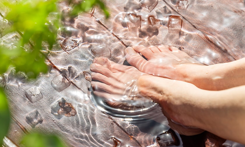 写真：徹底的に涼しさを感じられる、時間限定の「足水アイスバス」