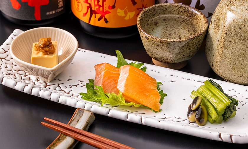 写真：秋限定 日本酒とおつまみがセットになった「信州美味の味わい寄せ」