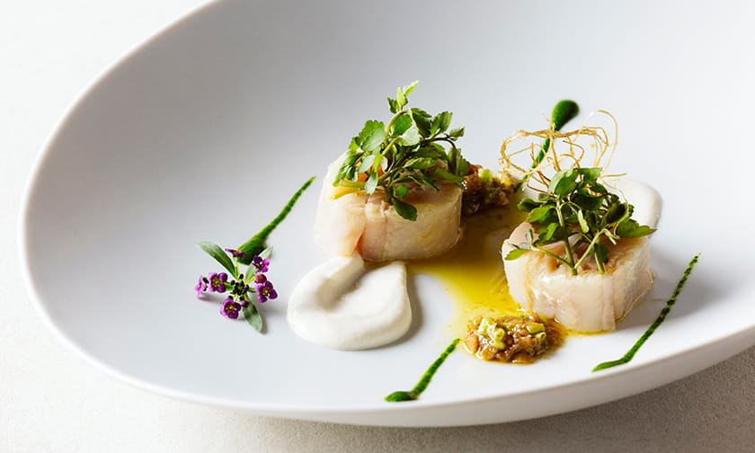 写真：山芹と姫鱒のミ・キュイ