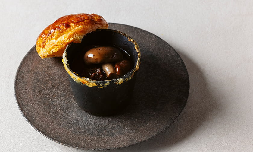 写真：茸のコンソメ リュテ仕立て