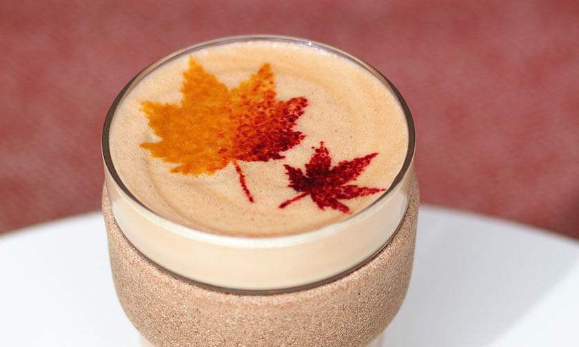 写真:モミジとカエデの「紅葉カフェラテ」